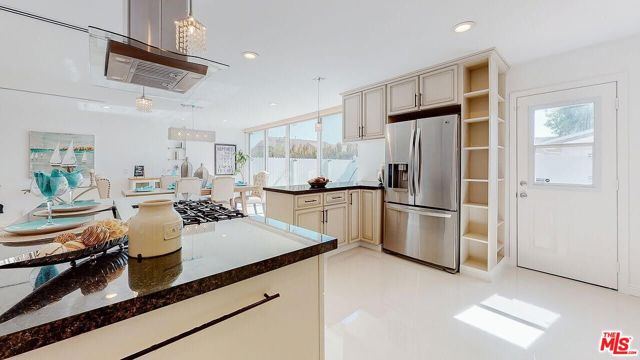 8212 Belford Avenue, Los Angeles CA: https://media.crmls.org/mediaz/98243ecf-5df6-4468-b51c-f62cbd3a7d90.jpg