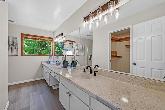 1014 Ironwood Rd, Alameda CA: https://media.crmls.org/mediaz/98256fd9-9cef-4aa5-ae69-a5e701db3dca.jpg