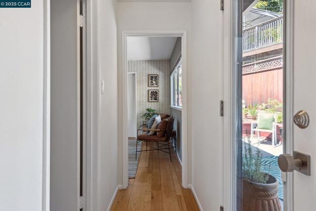 6653 Banning Dr, Oakland CA: https://media.crmls.org/mediaz/9825efec-bbf7-4371-a008-0fdaa742fc22.jpg