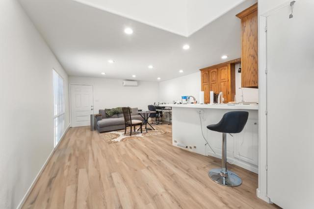 4 Athlone Way, Menlo Park CA: https://media.crmls.org/mediaz/98265877-e87f-4005-9cb9-75096ff750ed.jpg