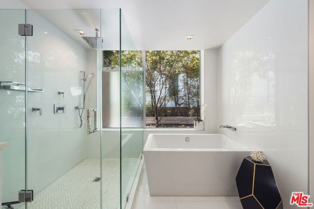 1012 2nd Street, Santa Monica CA: https://media.crmls.org/mediaz/98269377-9749-44b1-9c50-6575bea42280.jpg