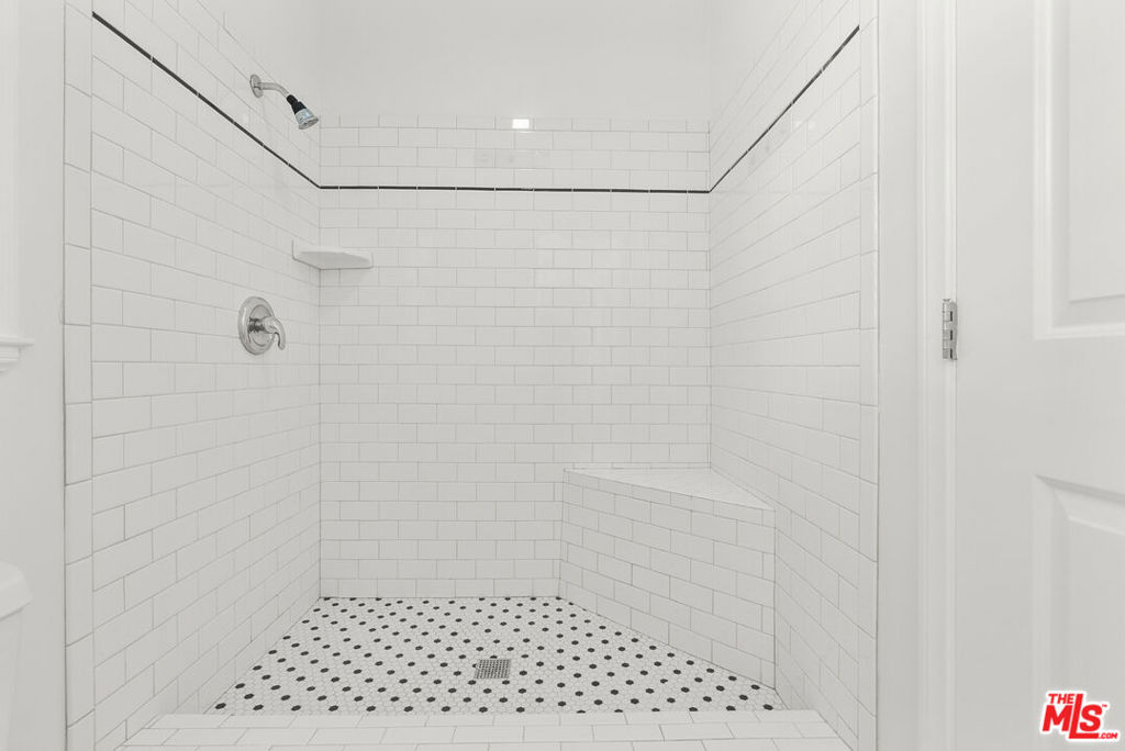 https://media.crmls.org/mediaz/982788a8-3f81-4548-95e5-8f5a5bb72754.jpg?preset=X-Large