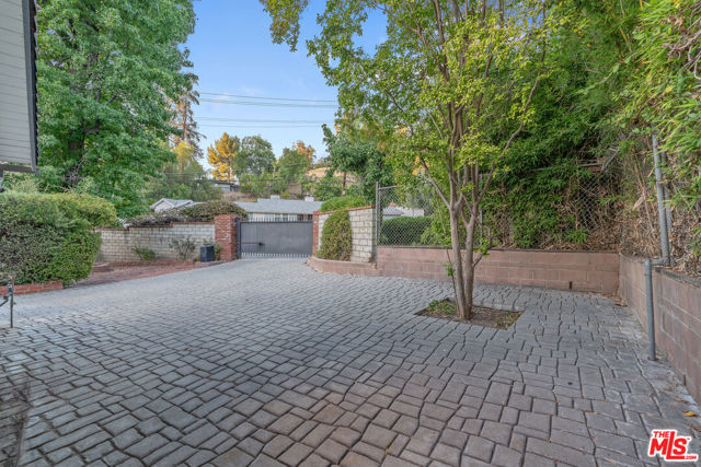 4835 Corbin Avenue, Tarzana CA: https://media.crmls.org/mediaz/9827ae73-d4af-4f2f-941c-b1c15256c1e1.jpg