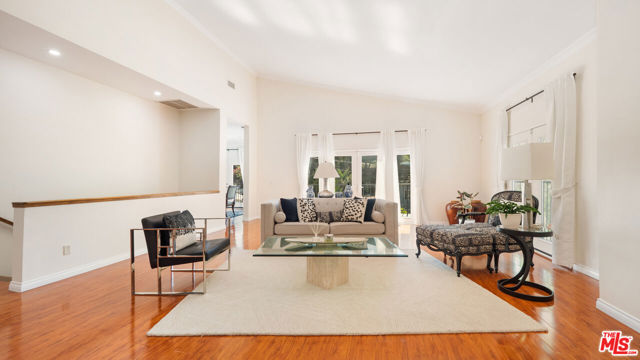 2655 Saxon Drive, Los Angeles CA: https://media.crmls.org/mediaz/9827c83f-7961-496d-b1d6-ac23c5cc92e0.jpg