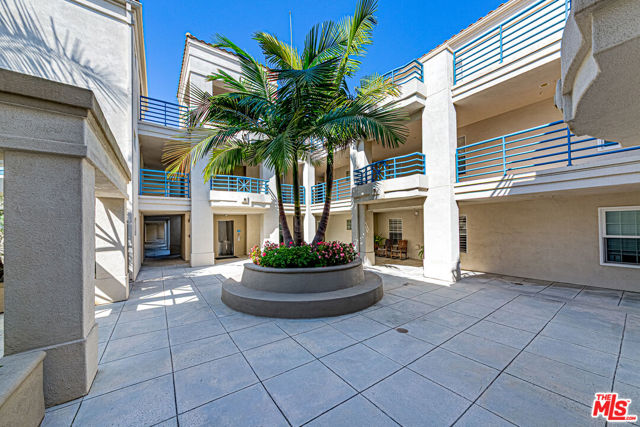 415 Townsquare Lane, Huntington Beach CA: https://media.crmls.org/mediaz/982881b0-630a-4d60-8d1a-4cc5a7cfc312.jpg