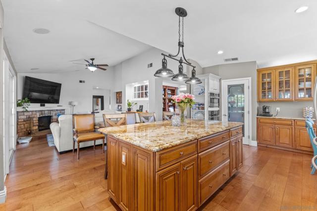 3445 Lomas Serenas Dr, Escondido CA: https://media.crmls.org/mediaz/98294487-7880-4873-b7aa-12c5f4d0eda6.jpg