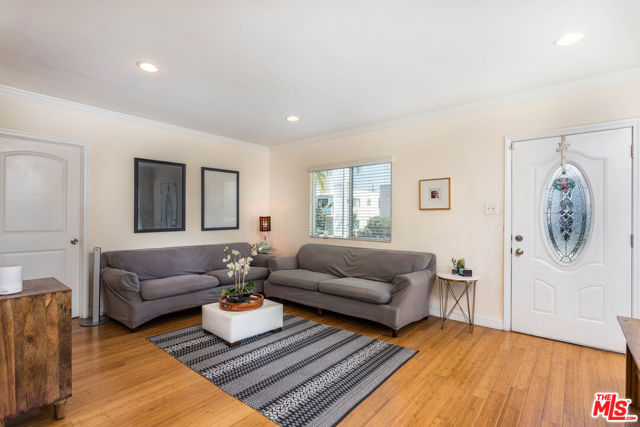 4504 Maplewood Avenue, Los Angeles CA: https://media.crmls.org/mediaz/98296146-ef68-4035-98ce-38ed8e4c0e89.jpg