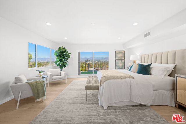 11725 Laurelwood Drive, Studio City CA: https://media.crmls.org/mediaz/982a39a9-b080-4f42-8fb1-81e3a7b28e3e.jpg