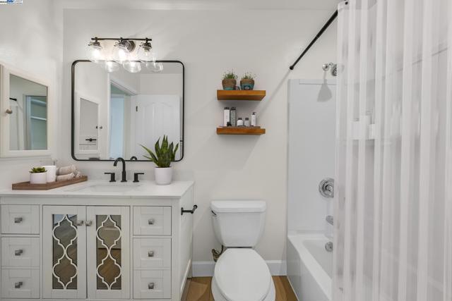 992 Del Norte Dr, Livermore CA: https://media.crmls.org/mediaz/982a468b-1848-4f91-80dc-c6d040ccc265.jpg