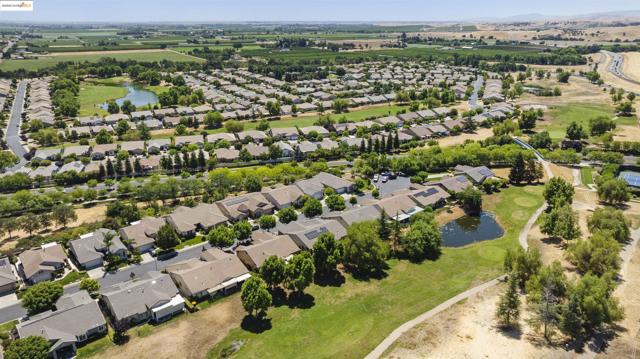1040 Bismarck Terr, Brentwood CA: https://media.crmls.org/mediaz/982a7846-9de9-4a48-a115-894841e31a1b.jpg