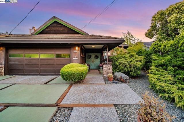 31865 Chicoine Ave, Hayward CA: https://media.crmls.org/mediaz/982e6bcd-ee82-468f-bd8b-d7f8dd882c2a.jpg