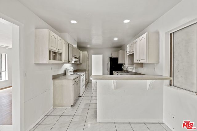 1033 6TH Street, Santa Monica CA: https://media.crmls.org/mediaz/982ea9d8-bdcf-4b61-89af-936aab028eb2.jpg