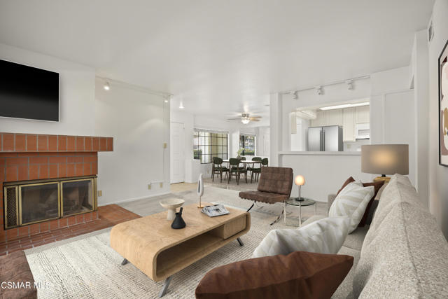 1923 Majorca Drive, Oxnard CA: https://media.crmls.org/mediaz/98301758-48b4-42fc-9e62-7bf14111af66.jpg