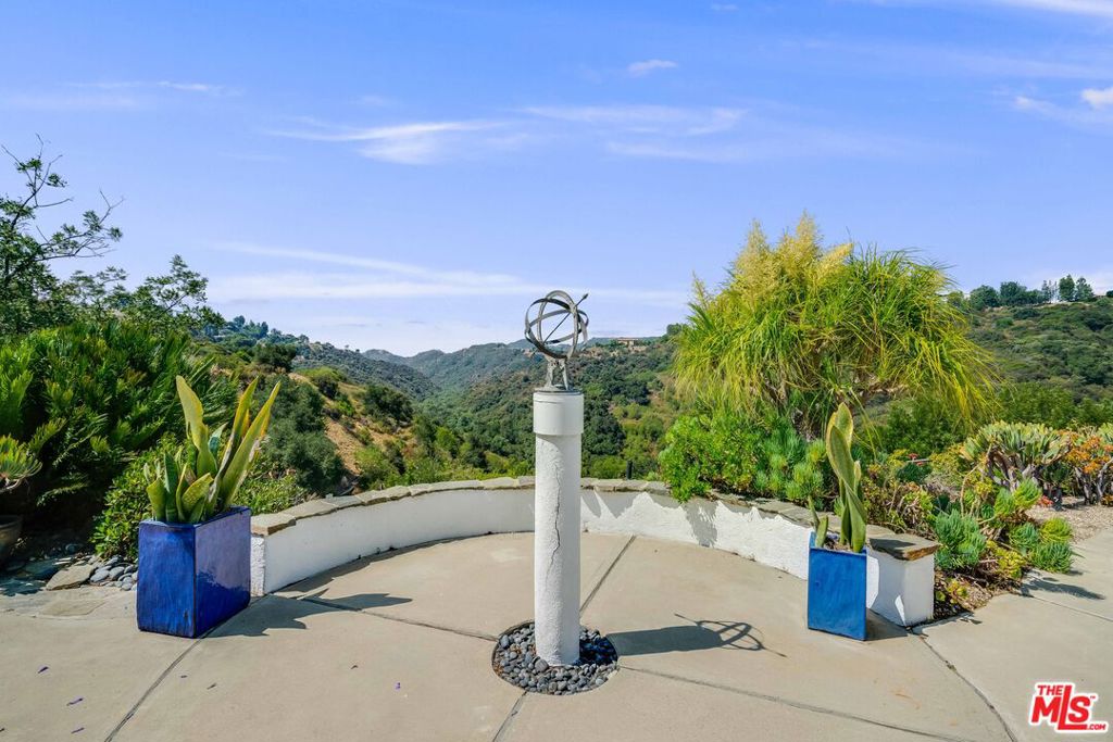 https://media.crmls.org/mediaz/98301831-957d-4920-add6-801fd46efcb8.jpg?preset=X-Large