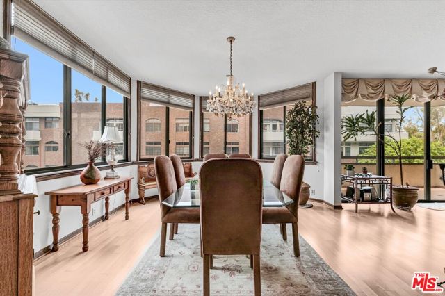 300 N Swall Drive, Beverly Hills CA: https://media.crmls.org/mediaz/983091f4-9cc6-4078-b13f-d0a33d8fe35c.jpg