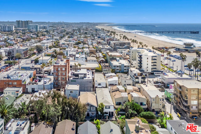 22 20th Avenue, Venice CA: https://media.crmls.org/mediaz/9830adb3-068b-4f87-8a55-954f4c33ba43.jpg