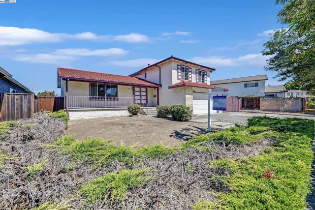 1849 Springsong Dr, San Jose CA: https://media.crmls.org/mediaz/98310710-5fb5-4f4a-8914-992f5cc00273.jpg