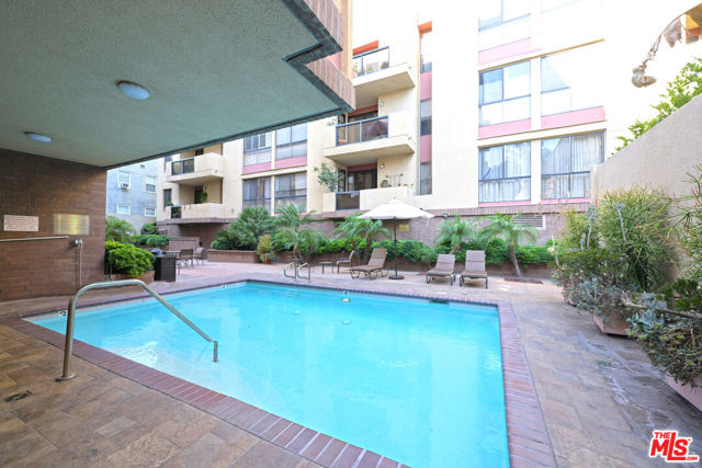 234 S Gale Drive, Beverly Hills CA: https://media.crmls.org/mediaz/9831561c-5f98-439e-8a3e-56c799d322cc.jpg