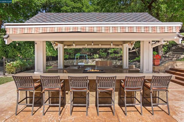 2140 Hidden Oak Dr, Danville CA: https://media.crmls.org/mediaz/9831a63d-8e7d-47df-855d-899bf15fce1d.jpg