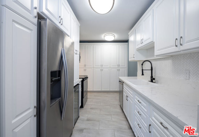 927 N Kings Road, West Hollywood CA: https://media.crmls.org/mediaz/9832808e-0fd9-4c1f-bfd6-0788e6d93103.jpg