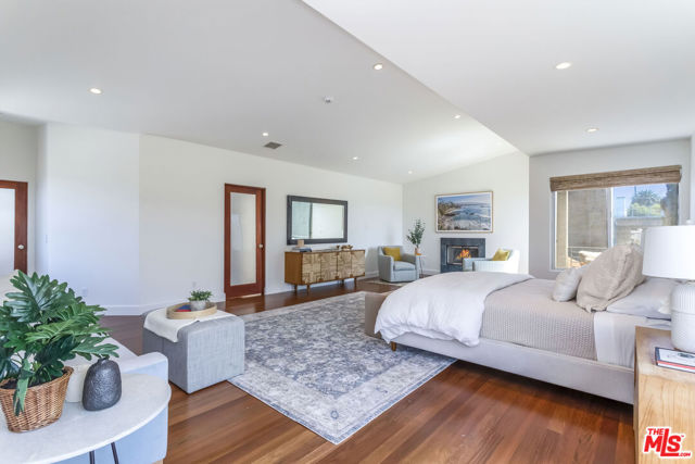2336 Boone Avenue, Venice CA: https://media.crmls.org/mediaz/9832f3a9-9aa8-43f2-a3fa-4c66c346a850.jpg