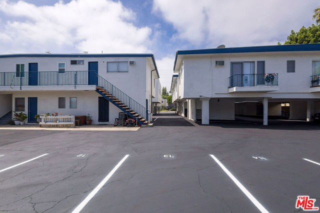 Image 43 of 52 For 15115 Victory Boulevard