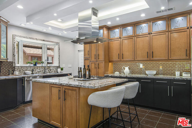 1067 Hi Point Street, Los Angeles CA: https://media.crmls.org/mediaz/983379bf-c9a1-4631-bbd1-a24702bac375.jpg