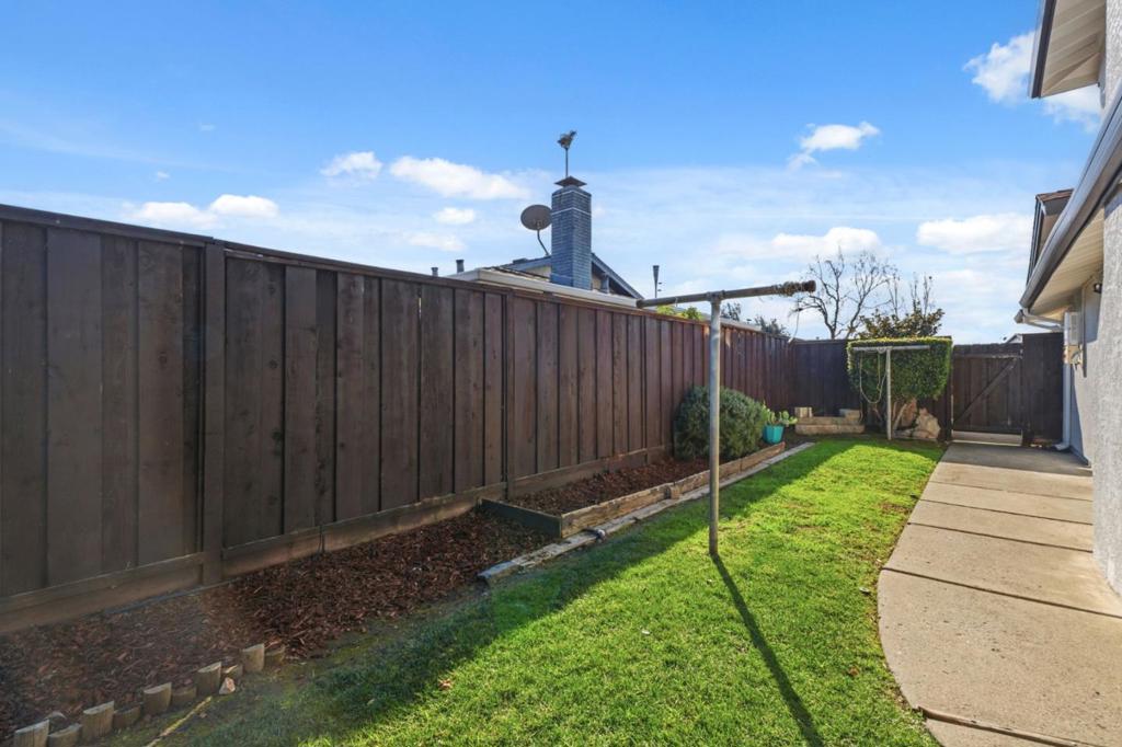 https://media.crmls.org/mediaz/9834271f-5909-49f1-b5f4-3a1dd23f33da.jpg?preset=X-Large