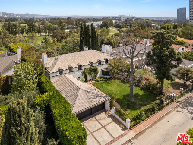 850 Birchwood Drive, Los Angeles CA: https://media.crmls.org/mediaz/98349cc1-a874-4dc0-97a9-52f33bde9f29.jpg