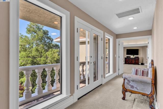 219 Valley Oaks Dr, Alamo CA: https://media.crmls.org/mediaz/9836604f-19fb-4974-b939-4374f5f8295b.jpg