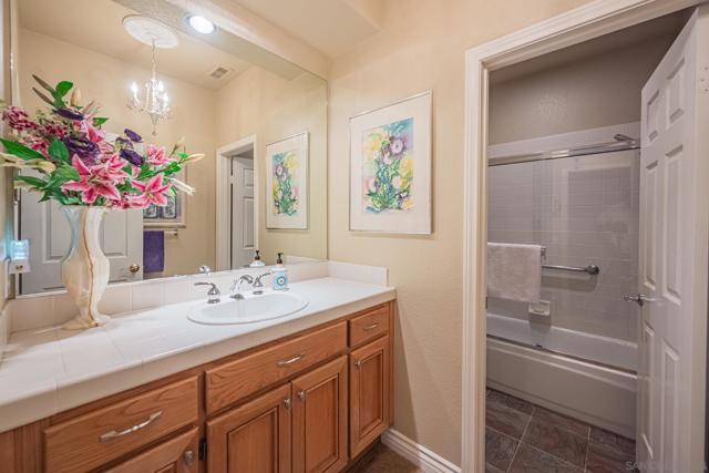 1772 Crescent Knolls Gln, Escondido CA: https://media.crmls.org/mediaz/98368ea8-9a04-4e19-9fbe-4afb3e9cfc6b.jpg