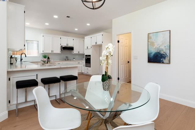 3846 Sheffield Cir, Danville CA: https://media.crmls.org/mediaz/983720af-a88d-4a15-94ab-990d6ec5e79e.jpg