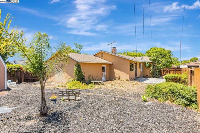 40122 Besco Dr, Fremont CA: https://media.crmls.org/mediaz/98394814-88a5-44ef-9870-e12f9cd0b9c7.jpg