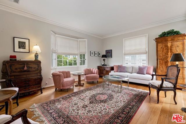 10798 Weyburn Avenue, Los Angeles CA: https://media.crmls.org/mediaz/983968eb-d5a2-4b1b-bf80-9d1a4fca550d.jpg