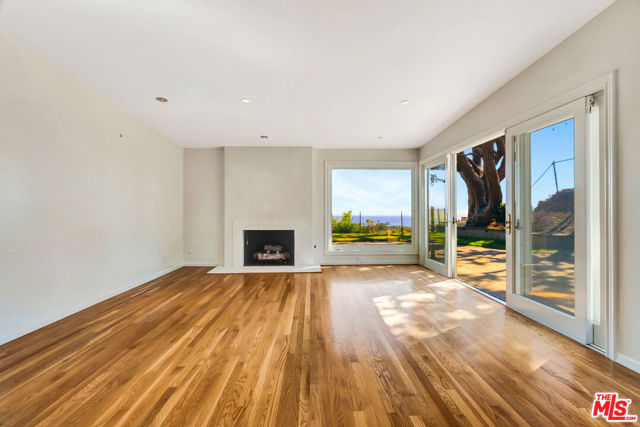 3444 Cloudcroft Drive, Malibu CA: https://media.crmls.org/mediaz/98398c84-023e-45db-8ab9-758f1e67f29c.jpg
