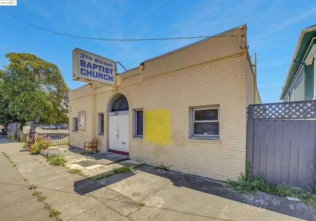 915 37Th St, Oakland CA: https://media.crmls.org/mediaz/983c31b3-426a-4286-bffe-50cccddd00f5.jpg