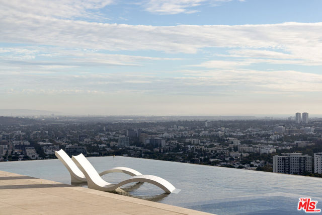 1305 Collingwood Place, Los Angeles CA: https://media.crmls.org/mediaz/983c9b42-a236-4525-b502-ceb42f2c56e7.jpg