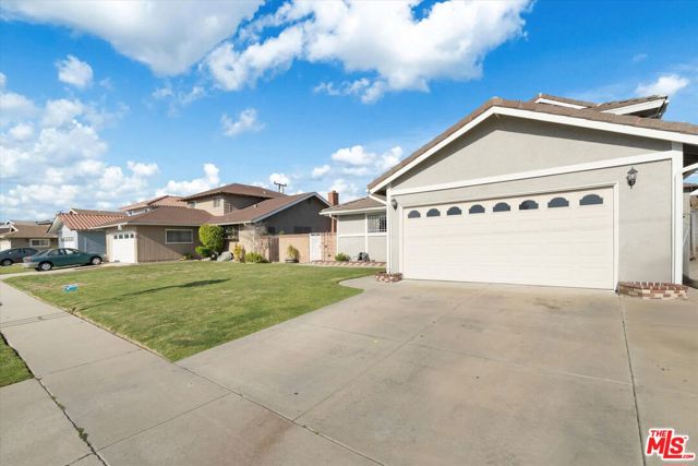19714 Galway Avenue, Carson CA: https://media.crmls.org/mediaz/983e3e3b-bff4-4e76-9cb6-437d7f655c79.jpg