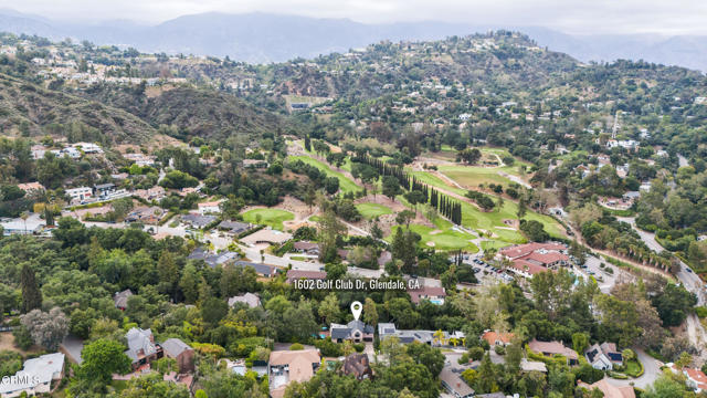 1602 Golf Club Drive, Glendale CA: https://media.crmls.org/mediaz/98405a7f-284a-419e-a690-2eda8f6ab16e.jpg