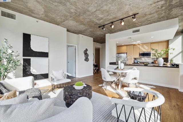 311 2nd St, Oakland CA: https://media.crmls.org/mediaz/984076cb-37f7-4c94-b778-f1f92f805a51.jpg