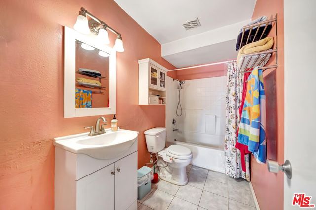 320 S Ardmore Avenue, Los Angeles CA: https://media.crmls.org/mediaz/9840997e-f0c2-4750-85aa-72b20f8fbc0f.jpg