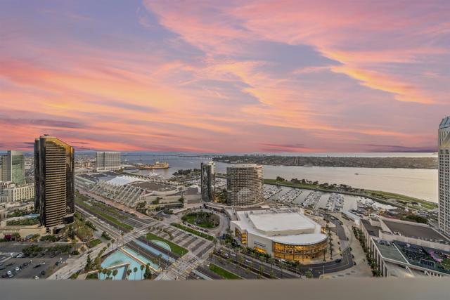 550 Front St, San Diego CA: https://media.crmls.org/mediaz/9840aebf-7005-4177-83e0-9af0612f2c25.jpg