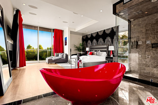 2738 Rinconia Drive, Los Angeles CA: https://media.crmls.org/mediaz/9840cc8d-81d3-49bb-bc14-4f8a2e655fc0.jpg