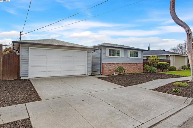 30847 Prestwick Ave, Hayward CA: https://media.crmls.org/mediaz/98421aa7-ad9f-4ea6-9d62-340263b40791.jpg