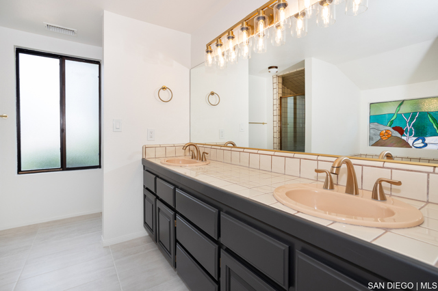 627 Elm Tree LN, Fallbrook CA: https://media.crmls.org/mediaz/98424fc8-b378-4086-b1f2-56218ed585be.jpg
