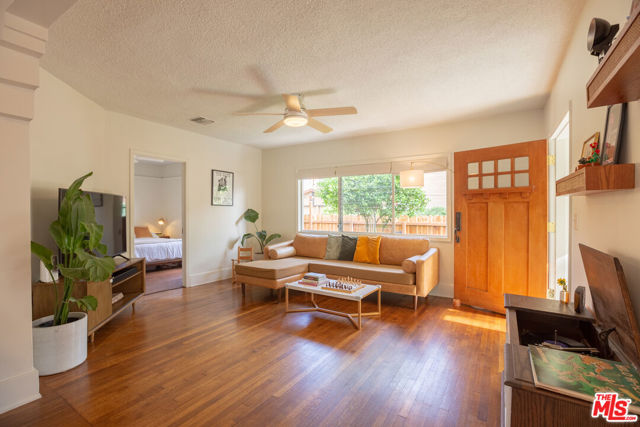 732 N Toledo Walk, Long Beach CA: https://media.crmls.org/mediaz/98439591-4977-4a28-a69f-80e03239611a.jpg