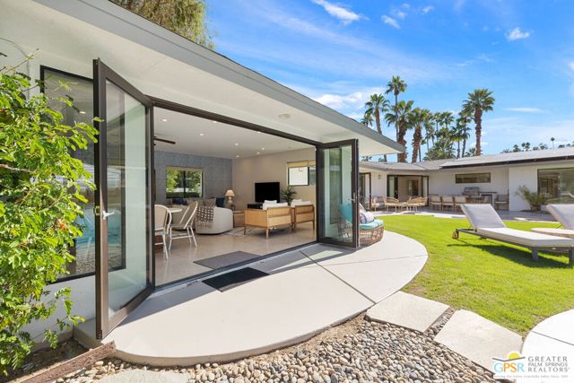 290 W Lilliana Drive, Palm Springs CA: https://media.crmls.org/mediaz/9843ade5-84e0-48d3-a906-ef976fbb42c7.jpg