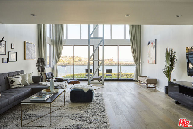 5515 Pacific Avenue, Marina del Rey CA: https://media.crmls.org/mediaz/98461770-dcbb-459f-bc21-76c41f00898f.jpg