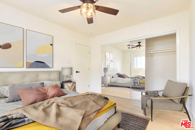 204 N Manhattan Place, Los Angeles CA: https://media.crmls.org/mediaz/98465929-8388-4130-bc5d-cde695a43ff4.jpg