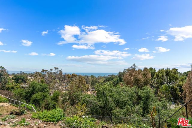 1101 Las Pulgas Place, Pacific Palisades CA: https://media.crmls.org/mediaz/98466f93-c82a-4b92-9df8-529e0b0adff4.jpg